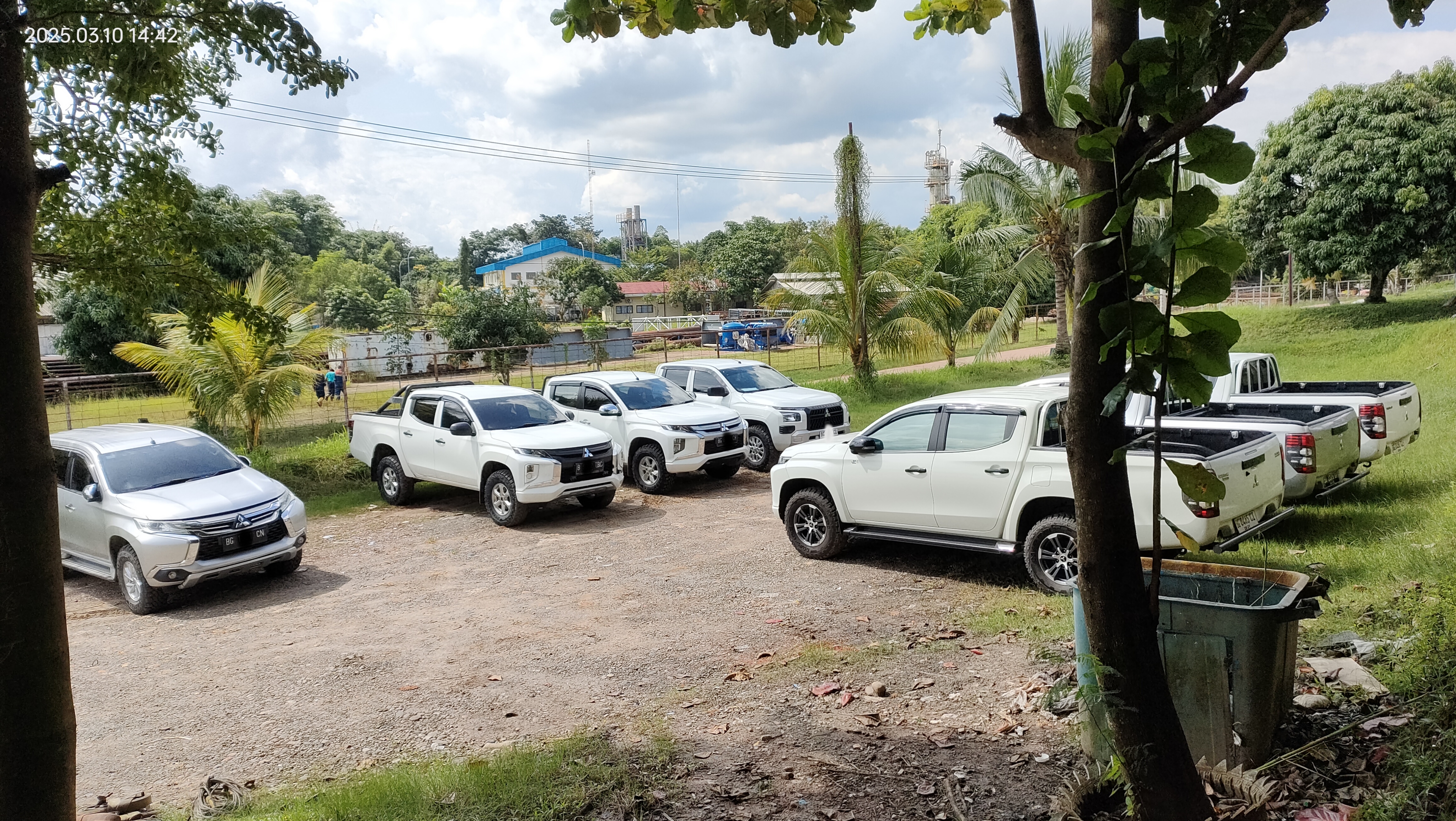 Kendaraan 4x4 SUV dan alat berat untuk operasional proyek energi di Sumatera